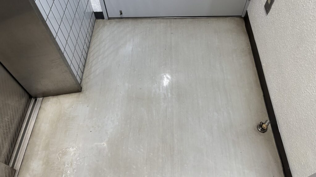 ワックスが堆積してい汚れを抱き込んでいる
