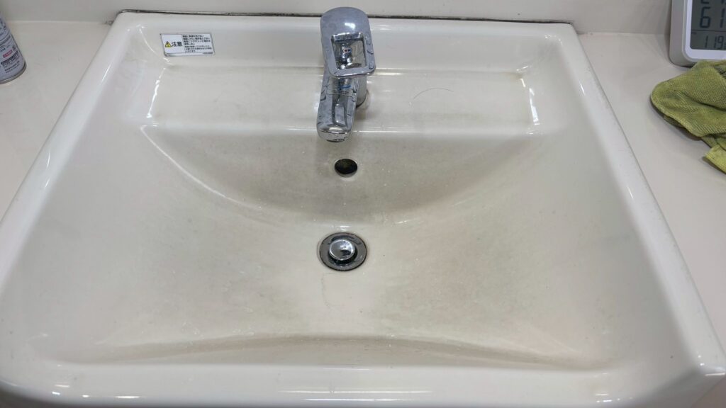 水垢や黒ずみが広範囲に付着