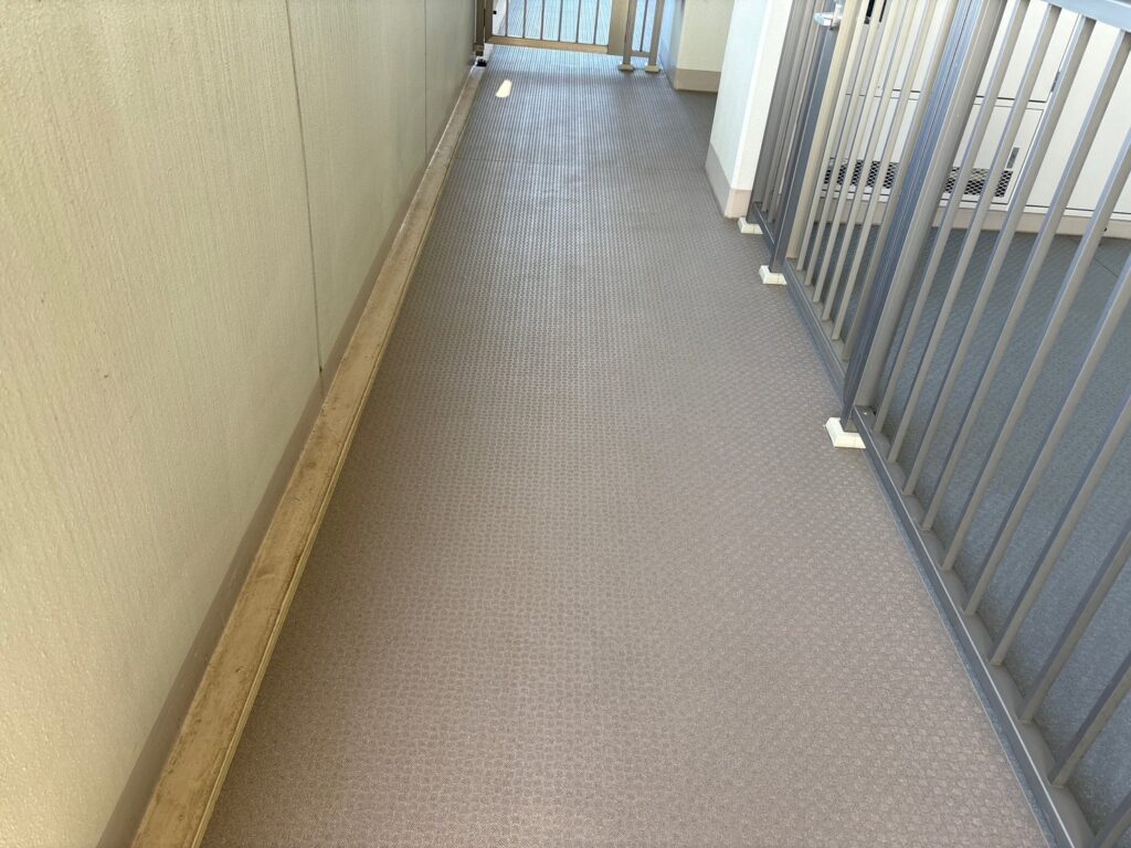 黒ずみが目立ち、全体的にくすんだ印象。