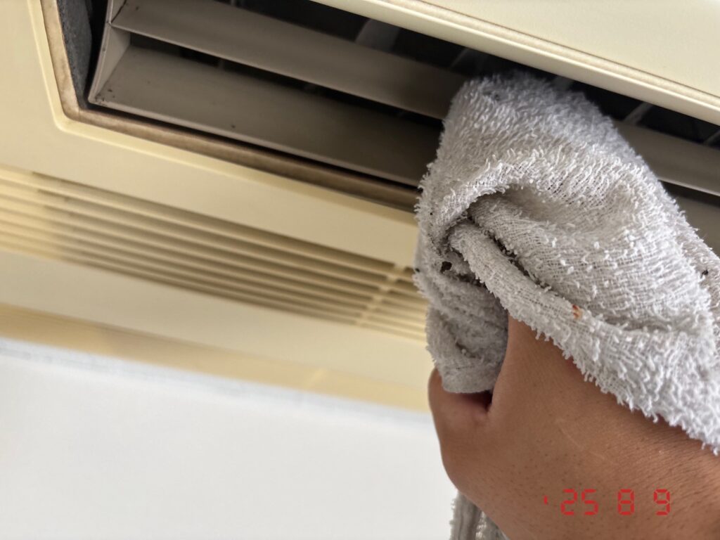 エアコンのルーバーの奥まで拭きあげます