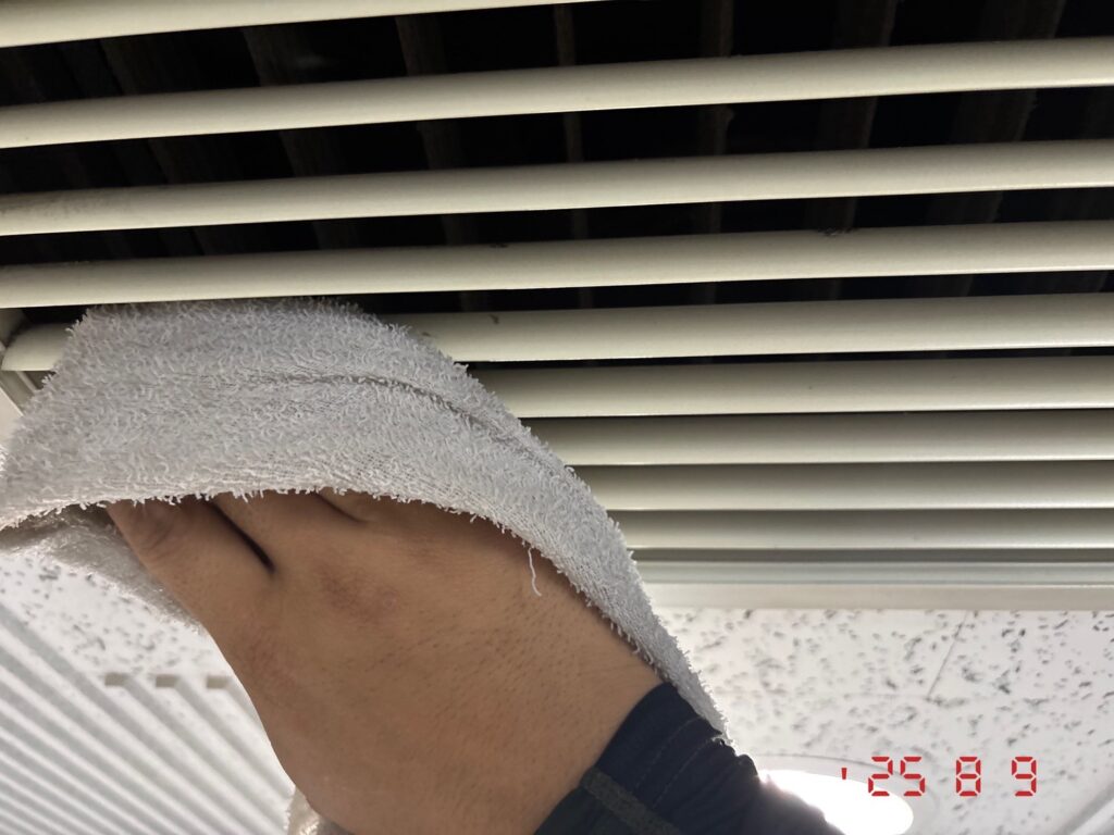 ガラリの隙間の奥まで丁寧に拭きあげます