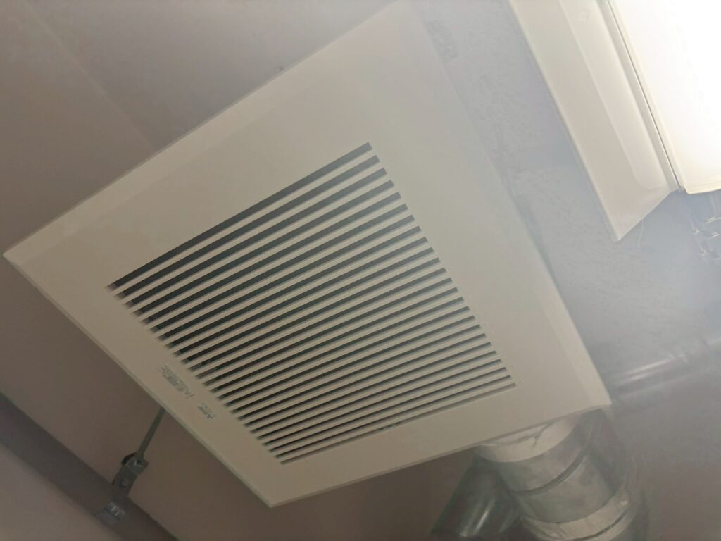 天井に設置された状態での換気扇カバー。清掃後に埃がとれて綺麗になっています。