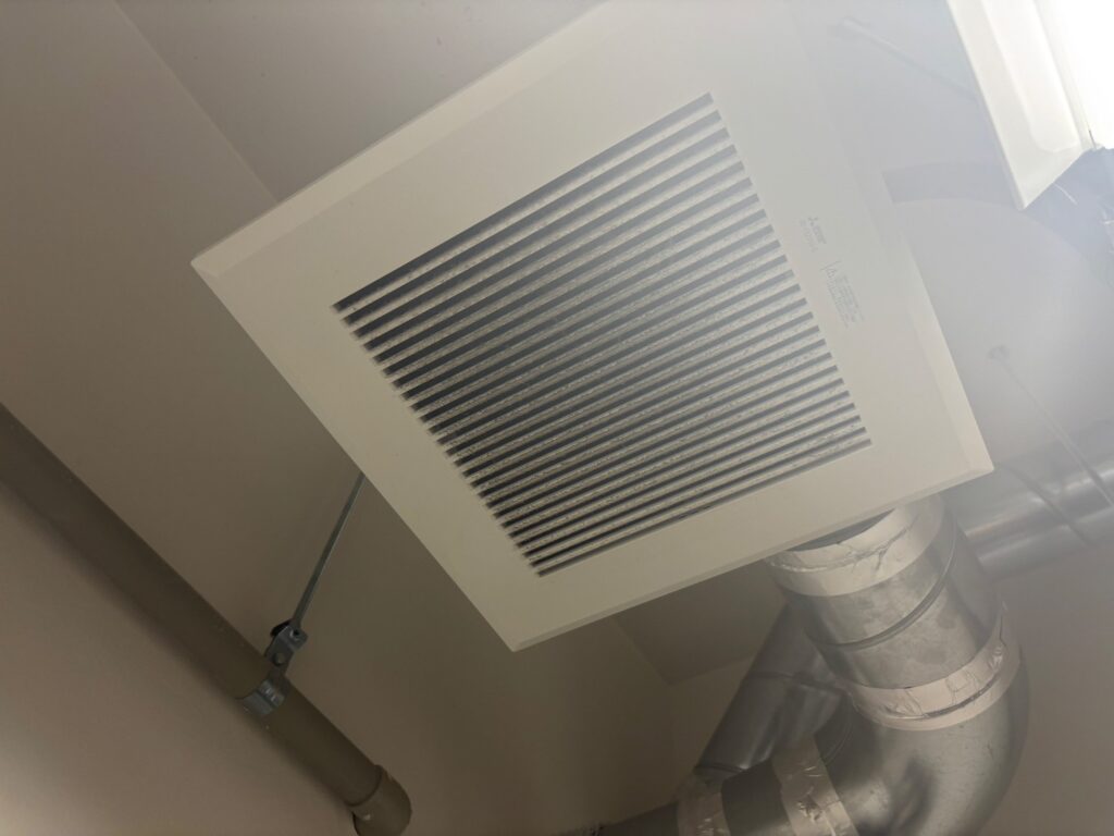 天井に設置された状態での換気扇カバー。日常清掃では手が届きにくい場所です。