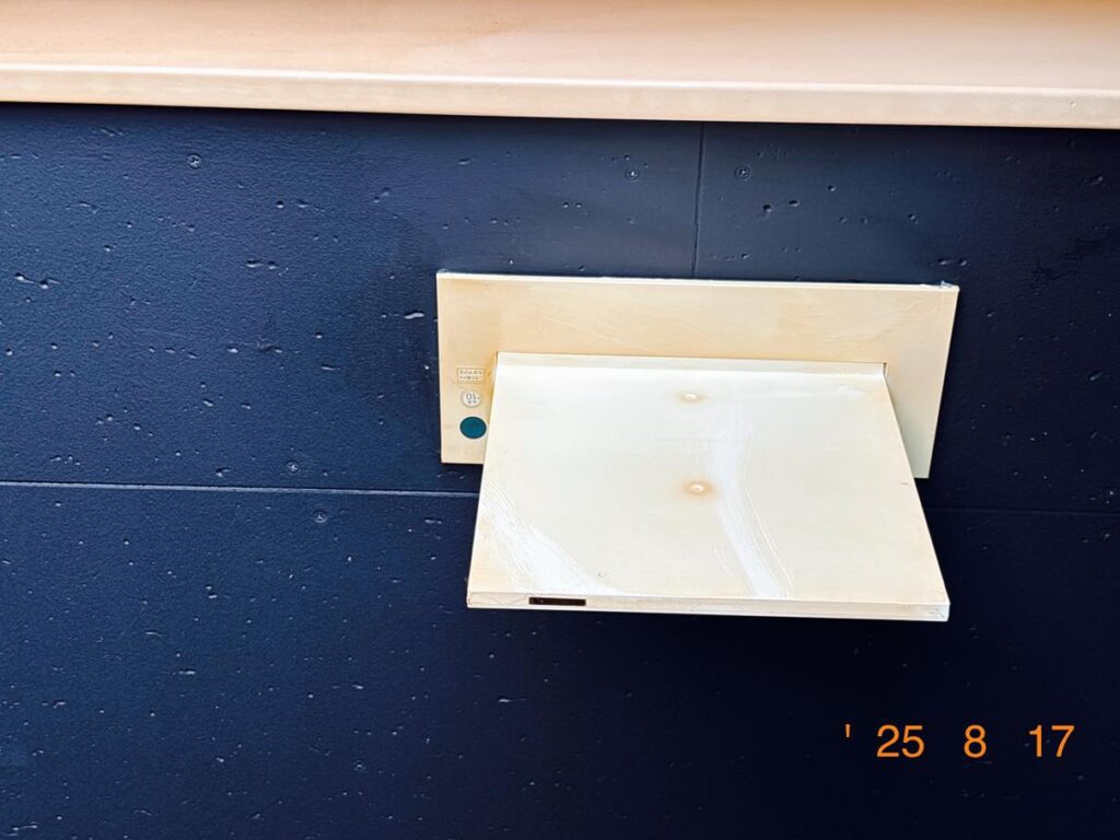 非常灯にヤニ汚れついて垂れています
