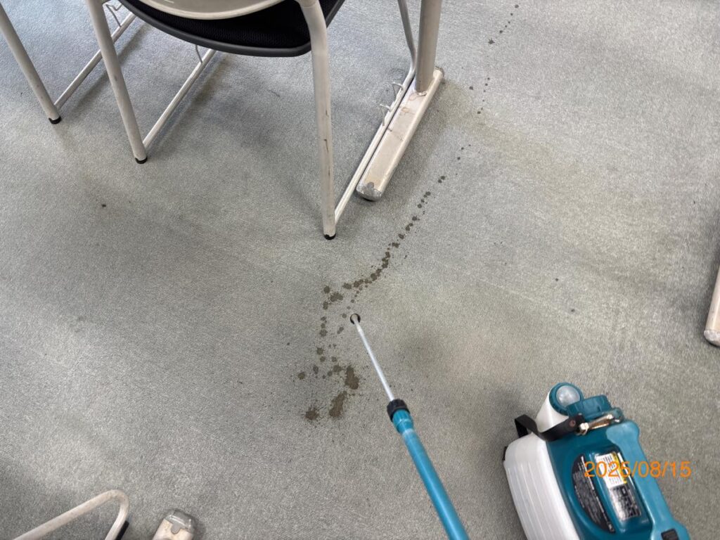 カーペットに染み汚れがあります。洗剤塗布します。