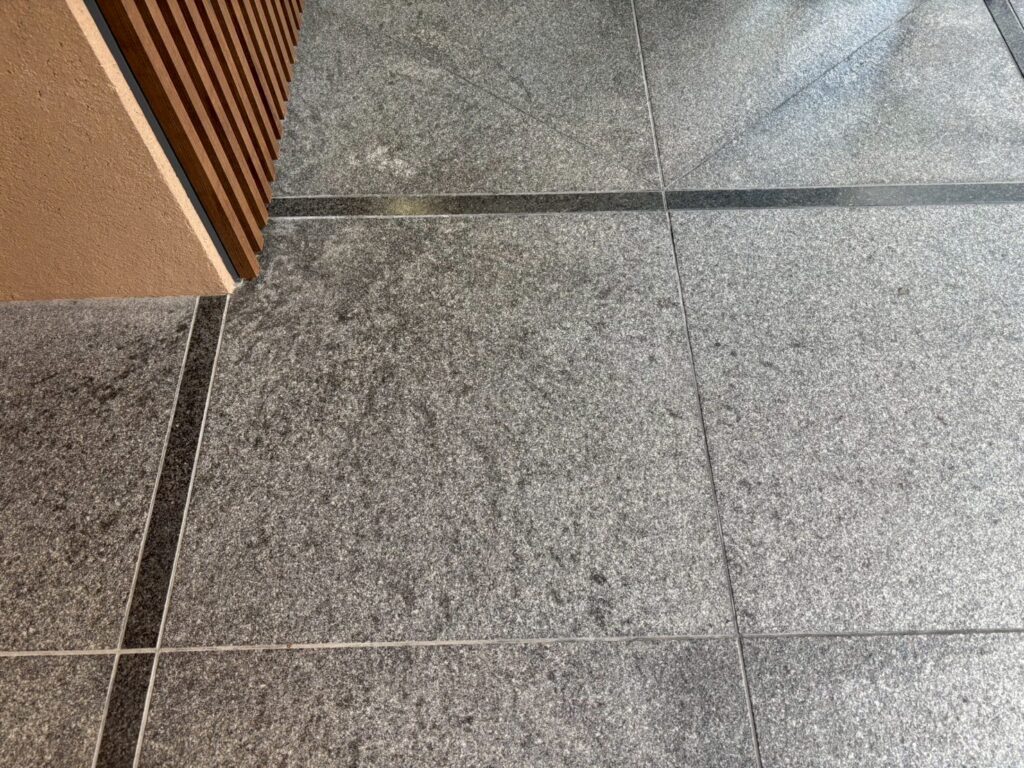 石材に嘔吐した汚れが付着しています