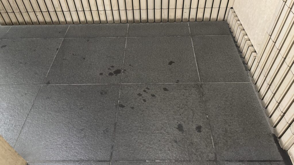 ゴミ袋から油が垂れたような跡があります