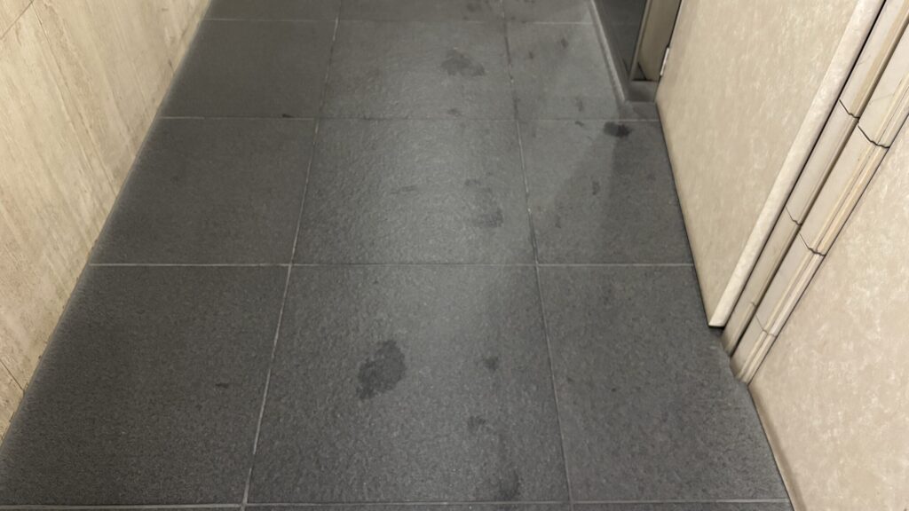 靴のうらについた油によって染みができてしまっています。