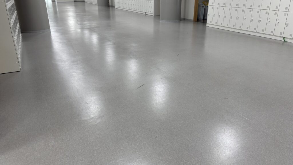 歩行頻度が一番高い廊下。傷やヒールマークも目立ちますが綺麗に保たれてます。