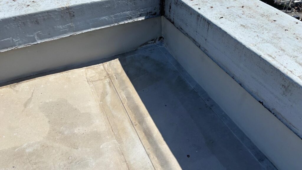 堆積した糞も除去し、床面を洗浄してキレイになっています