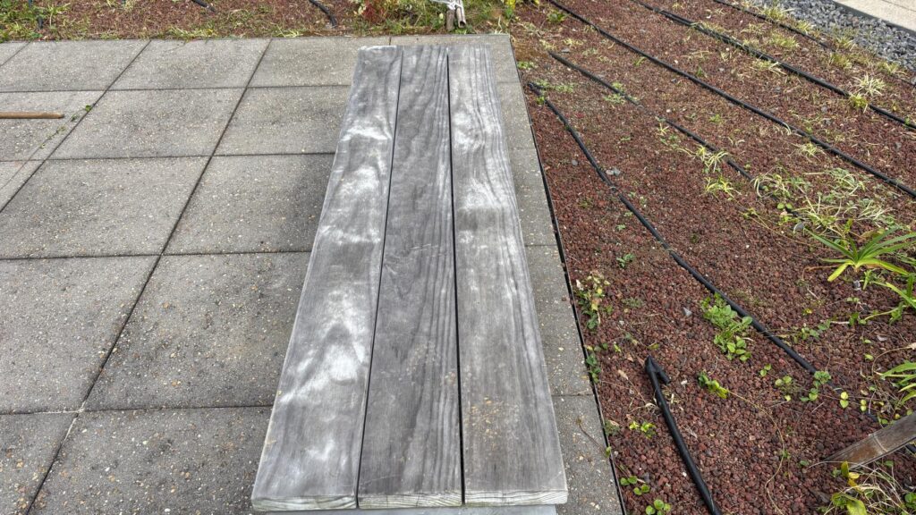 ベンチが灰色になり全体的に汚くみえます