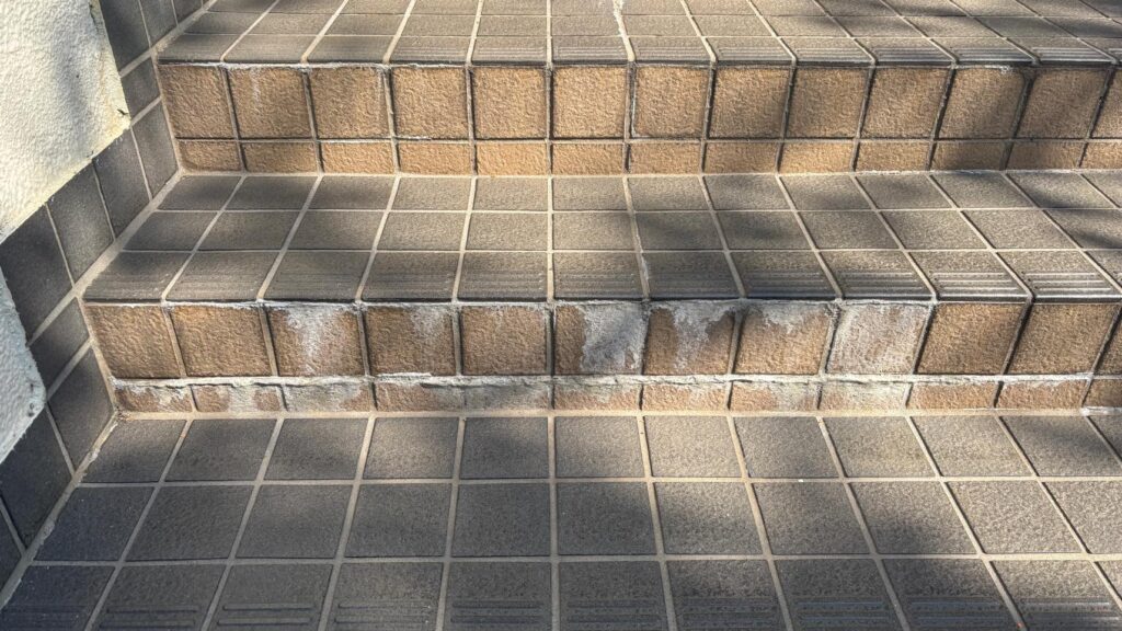 エフロがしみでて真っ白です