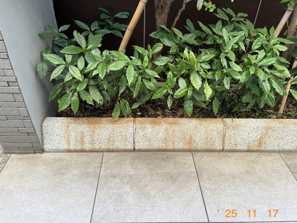 植栽土留めブロックが赤茶色にそまっています