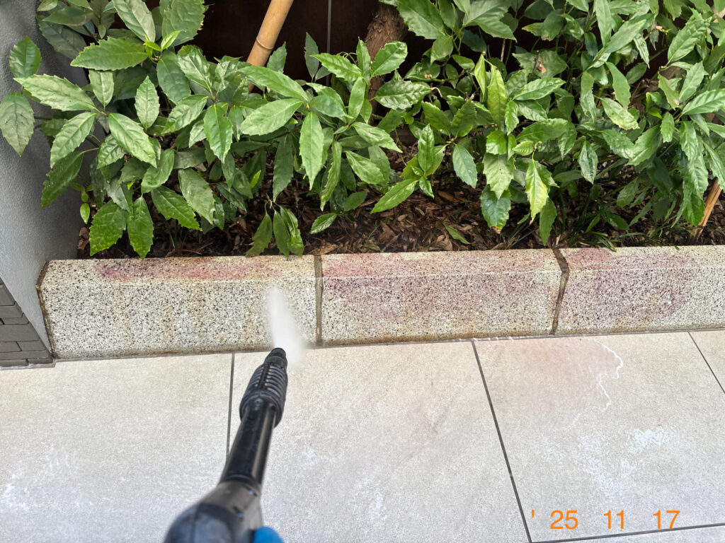 紫色に反応した洗剤を高圧洗浄で除去しています