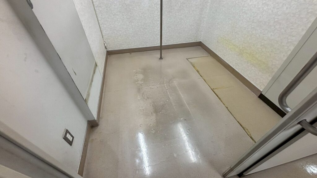 待合室の床も真っ黒