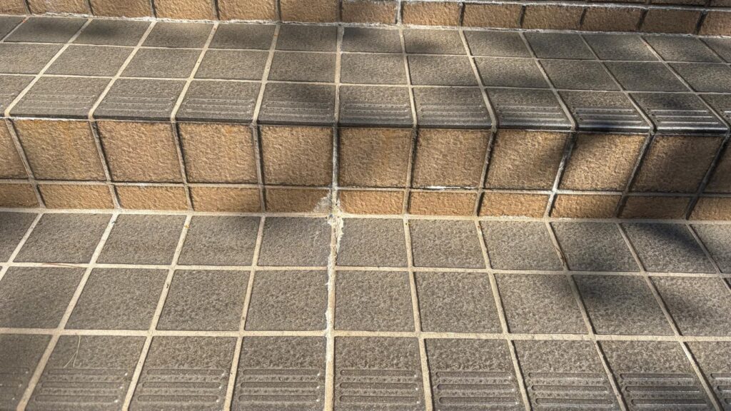 エフロがしみでて固まっています。