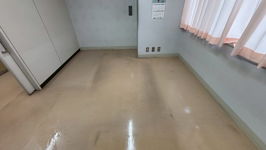 古いワックスが変色し汚れて見えます。