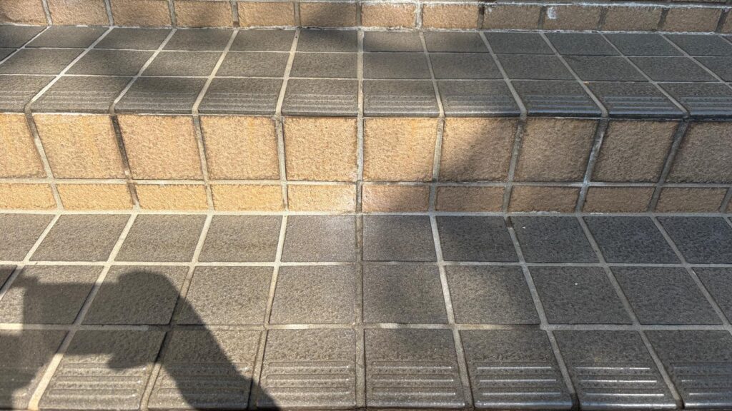 固まったエフロを除去しました