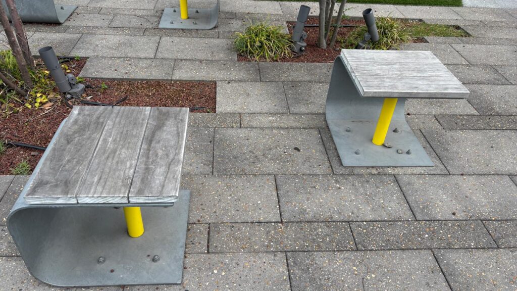 木製のベンチが経年劣化で汚れています