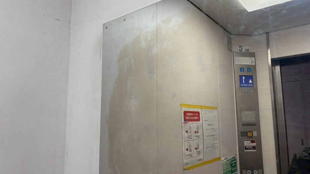 鏡が黄変してしまっています。