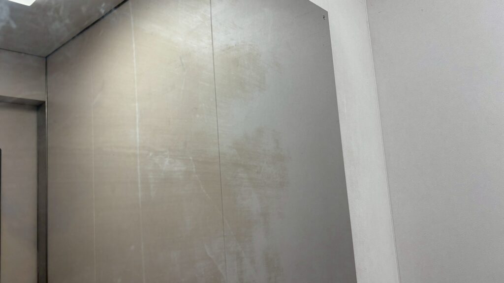 鏡が黄変してしまっています。