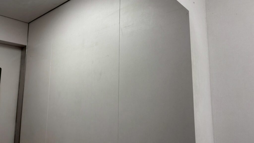 黄変した鏡をキレイに清掃し新品のようにキレイに仕上がっています。