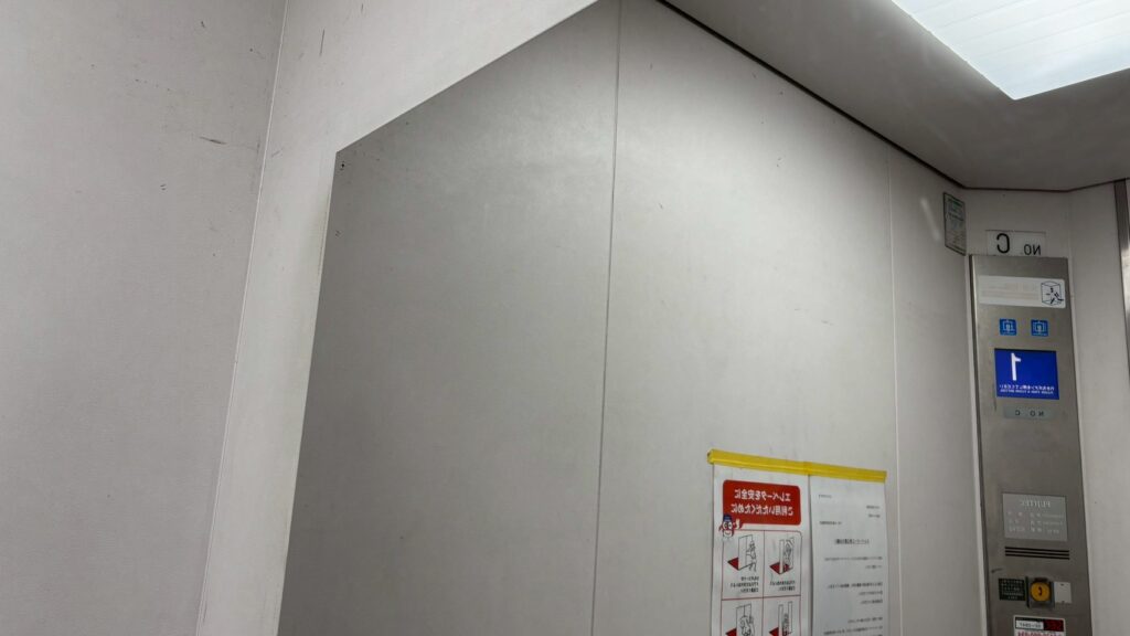 黄変した鏡をキレイに清掃し新品のようにキレイに仕上がっています。