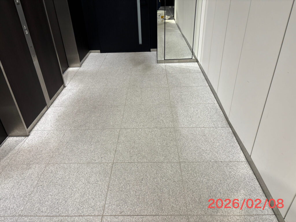 エレベーターフロアが歩行により黒ずんでいます