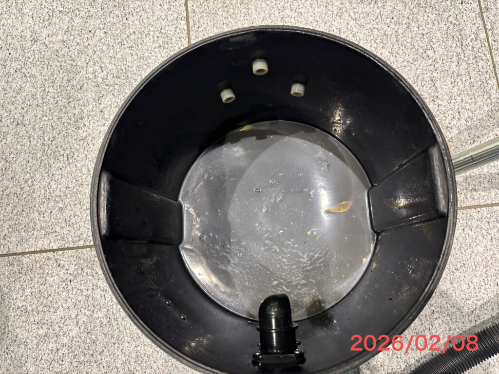 洗浄で出た汚水です。真っ黒です。