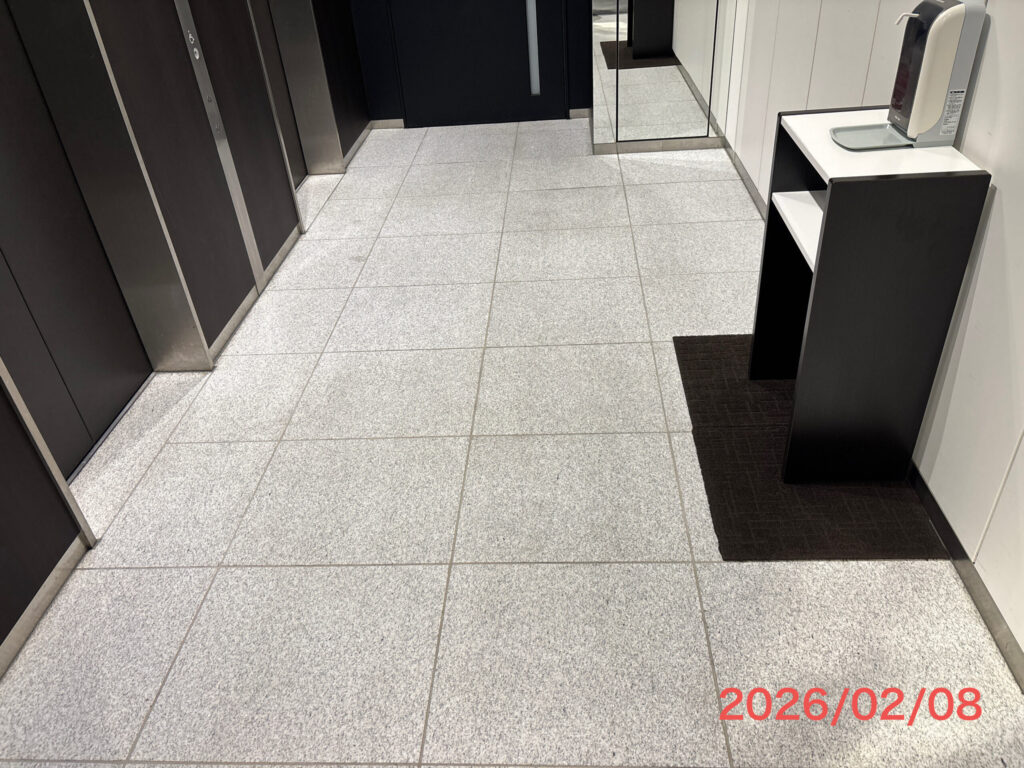 洗浄後に黒い汚れがとれ白御影のキレイな色がでています