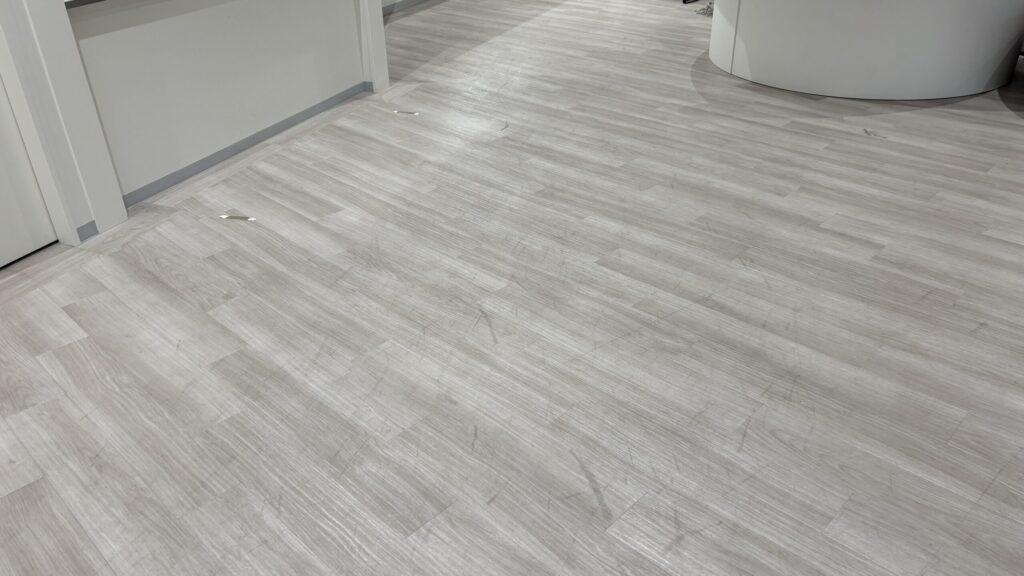 床にヒールマークがたくさんついてます