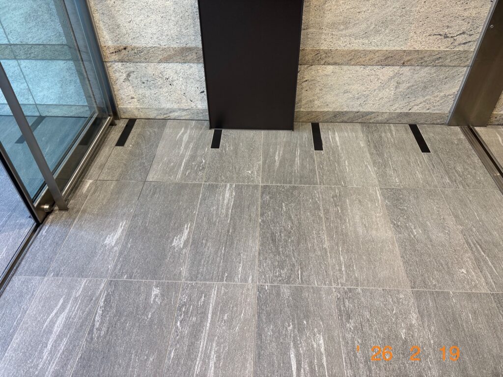 汎用洗剤ではありましたがほぼリセット完了したエントランスタイル