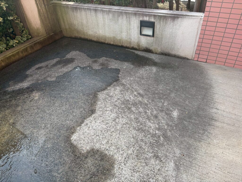 床面に堆積した土砂汚れの写真
