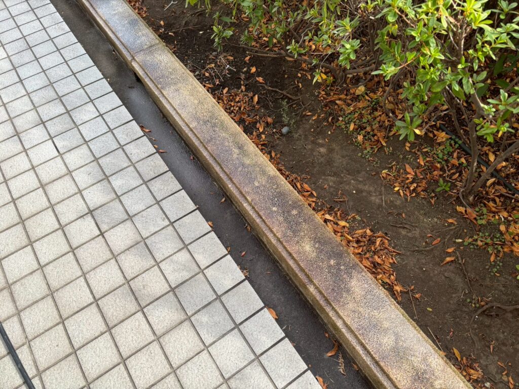 スロープと植栽の境界壁の写真