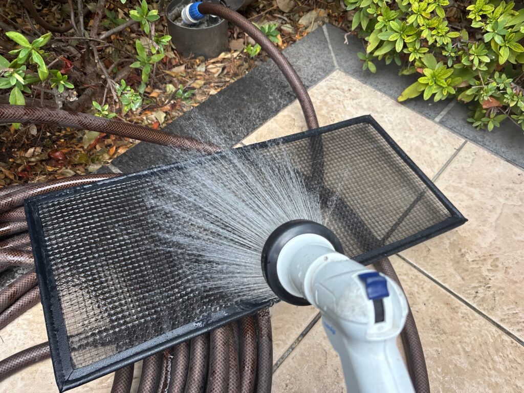 フィルターを水で洗い流しています