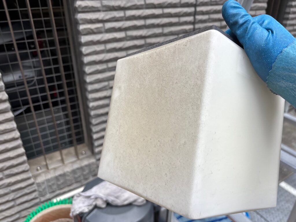 外周壁面の照明カバーです。
埃や土でかなりよごれています。