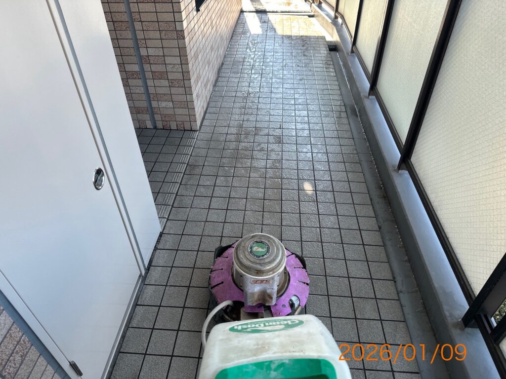 共用廊下をポリッシャーで洗浄しています