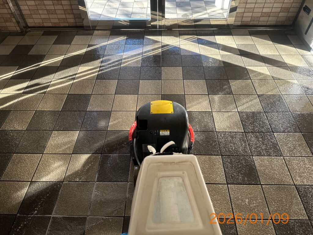 エントランスを機械洗浄で洗浄しています。