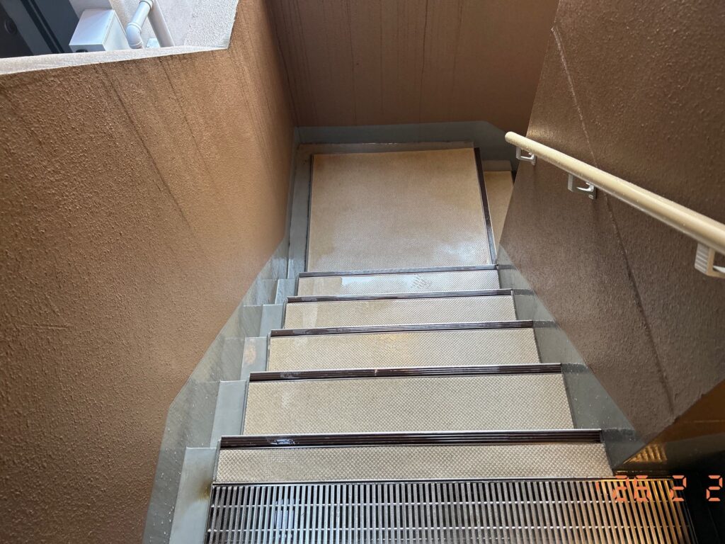 洗浄後にきれいになって階段の写真