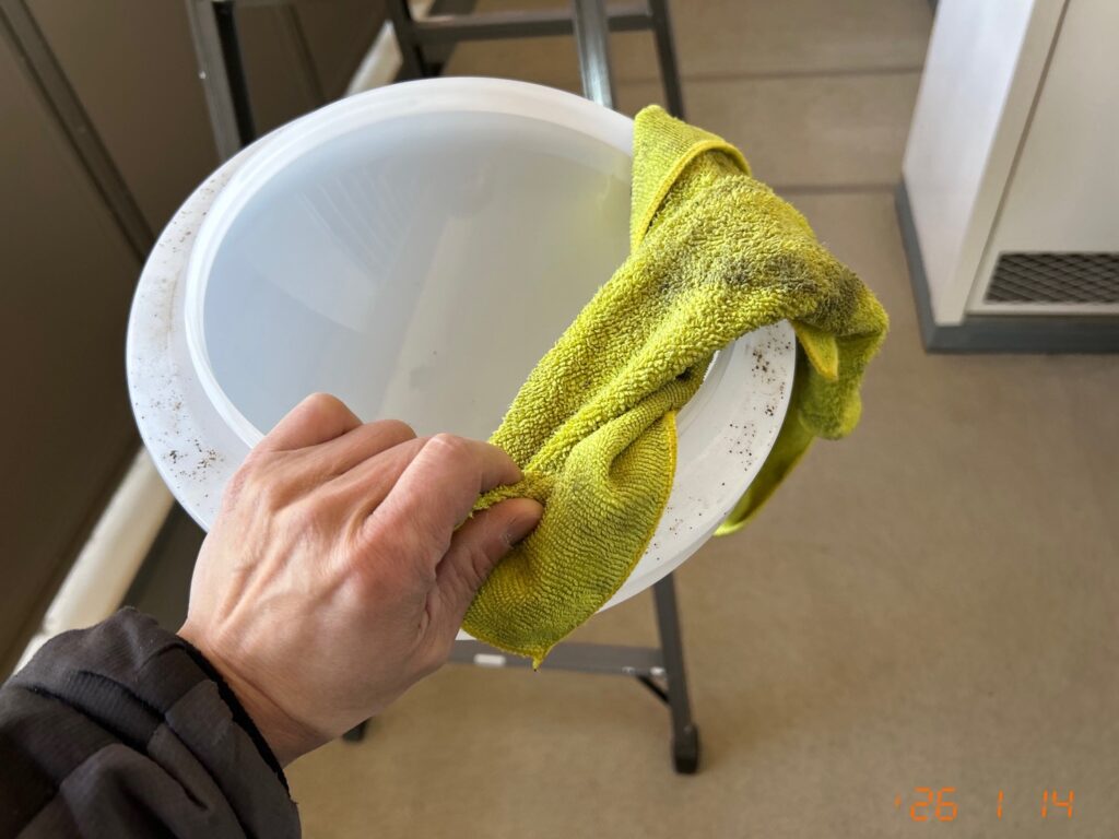 ライトの傘のうらには汚れがびっしりついています