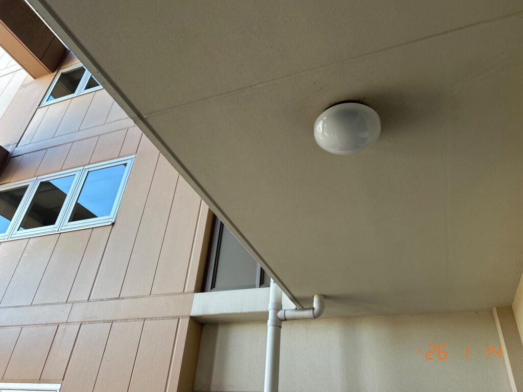 高所の照明の写真です