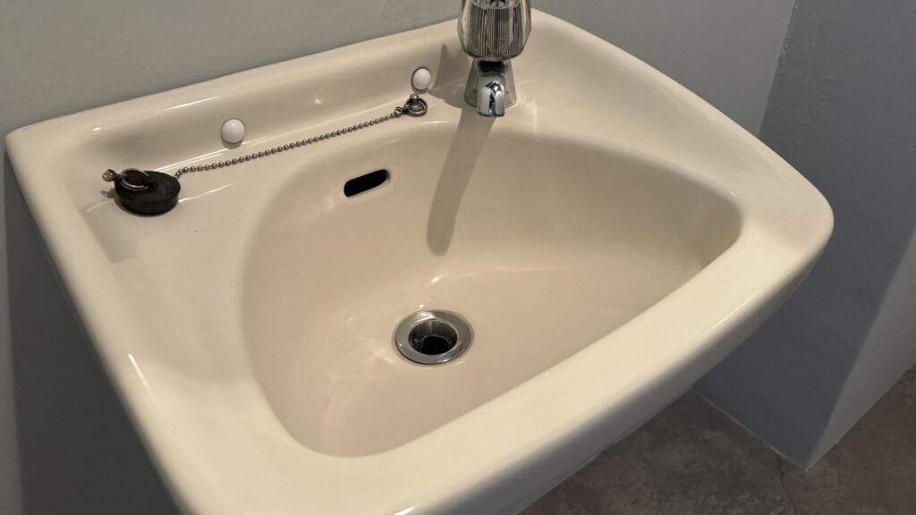 水垢が落ちてツヤを取り戻した洗面台ボウル