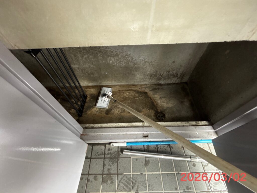 ゴミ庫を洗浄しています。薬剤で除菌もおこないました