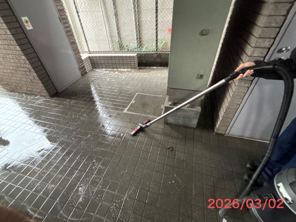 エントランスを機械洗浄し吸水バキュームで汚水を回収しています