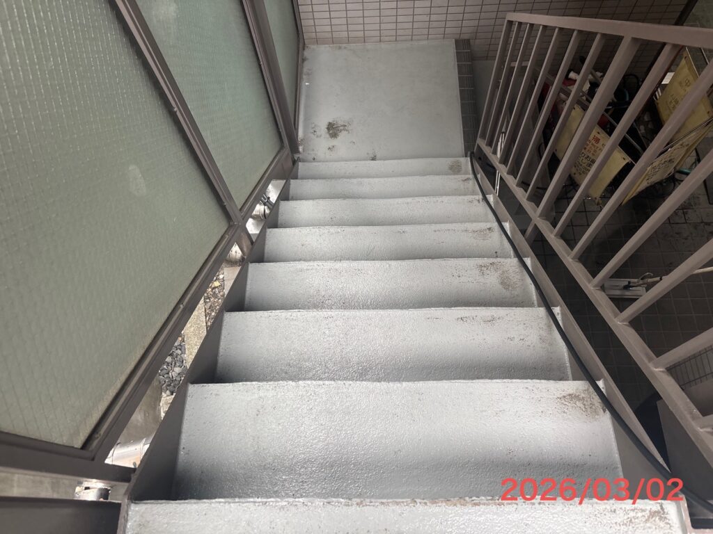 階段の写真。土砂や花粉で黒ずんでいます