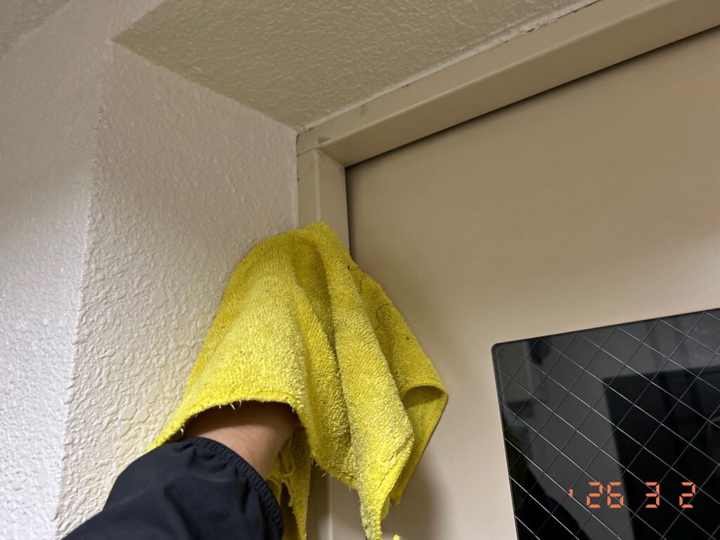 三方枠をふきあげています