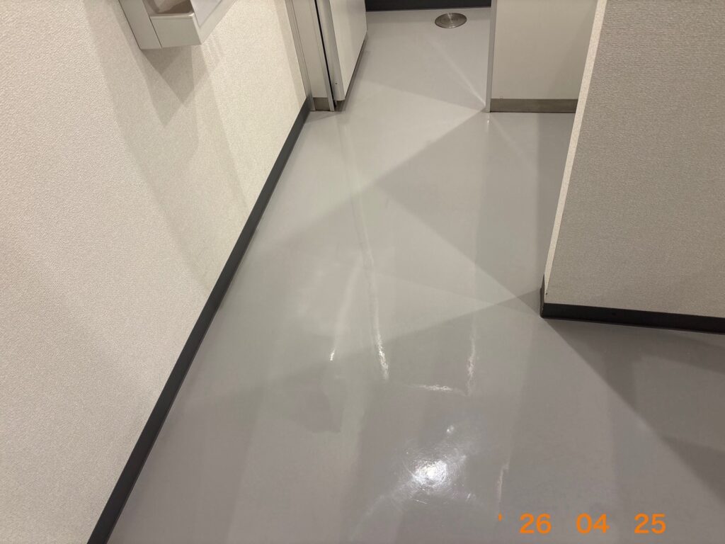 染み以外の部分はしっかりと洗浄・ワックス塗布され、全体的に清潔で明るく仕上がったトイレの空間