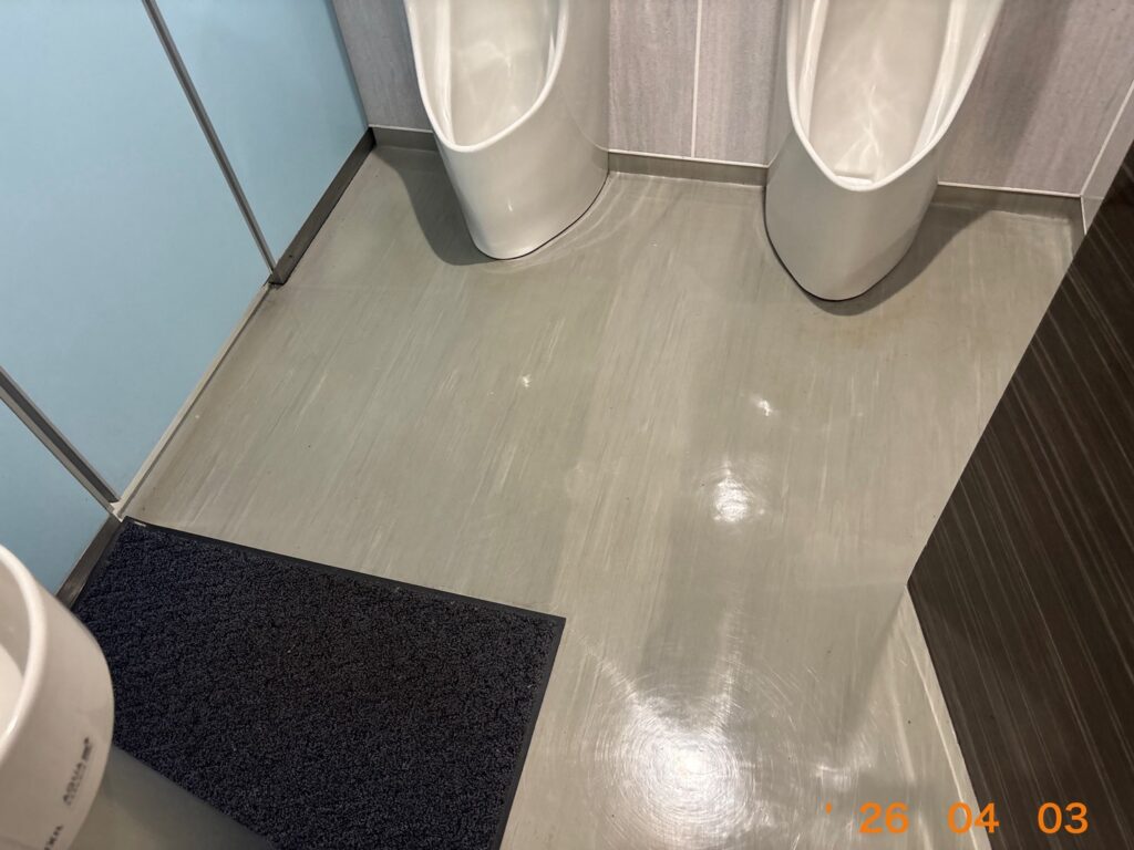 汚れが完全に除去され、清潔感と明るさが蘇ったトイレの床面