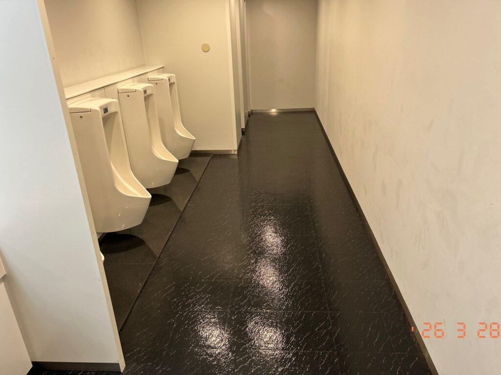 共用トイレを洗浄後、床がピカピカです