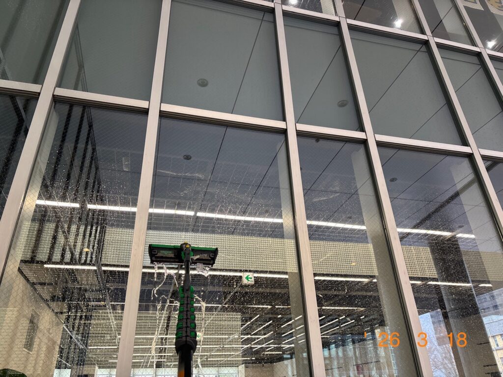 エントランス周辺を洗浄中